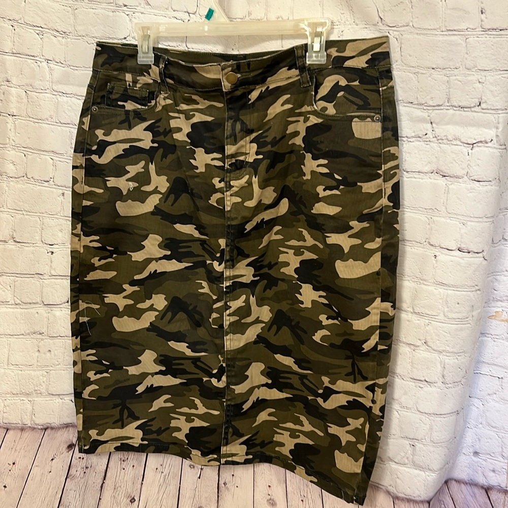 Jade Mackenzie ladies xl camouflage skirt